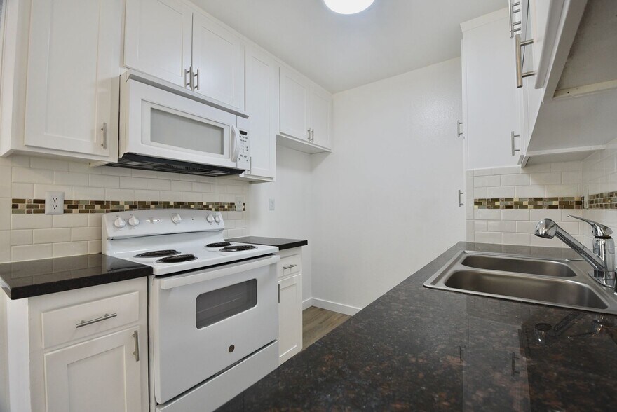Building Photo - 6115 Whitsett Ave