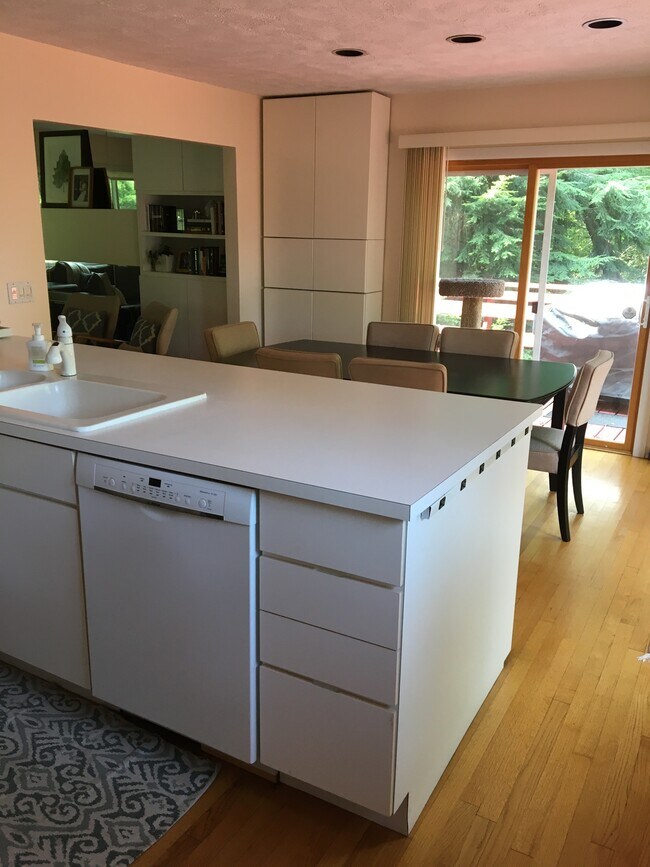 Kitchen island - 116 Oakview Dr