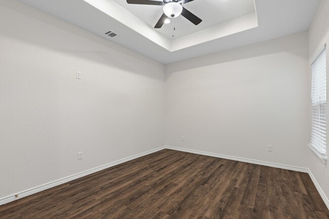 Building Photo - Gorgeous in Granbury
