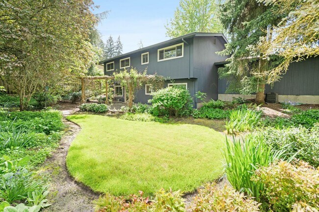 Building Photo - Spacious, well-cared for 4-bdrm/3-bath split-level—Family/laundry rooms, backyard, garage