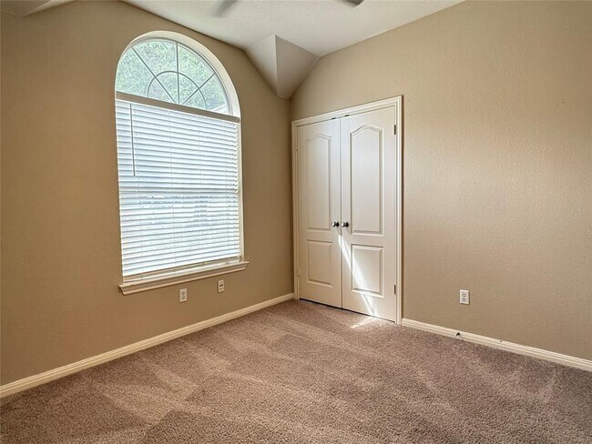 Building Photo - 10013 Valona Dr