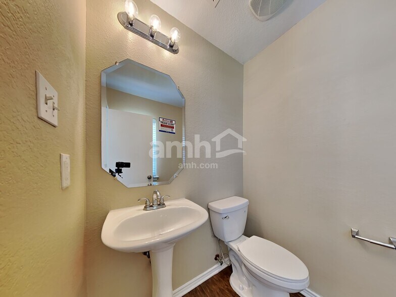 Building Photo - 111 Maned Dr