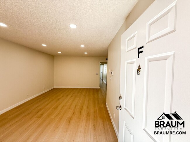 Building Photo - 221 W Elm Ave