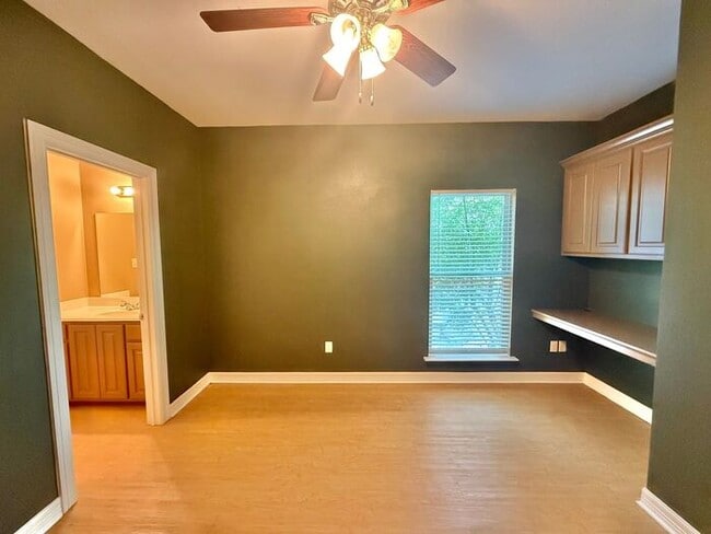 Building Photo - 4 Bedroom 3.5 Bath Duplex in East Tyler!