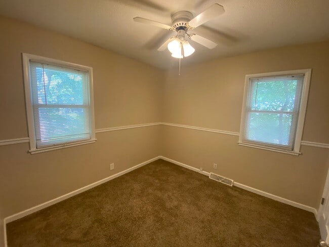 Building Photo - Three Bed, One Bath!