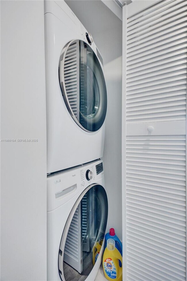 Building Photo - 121 NE 34th St