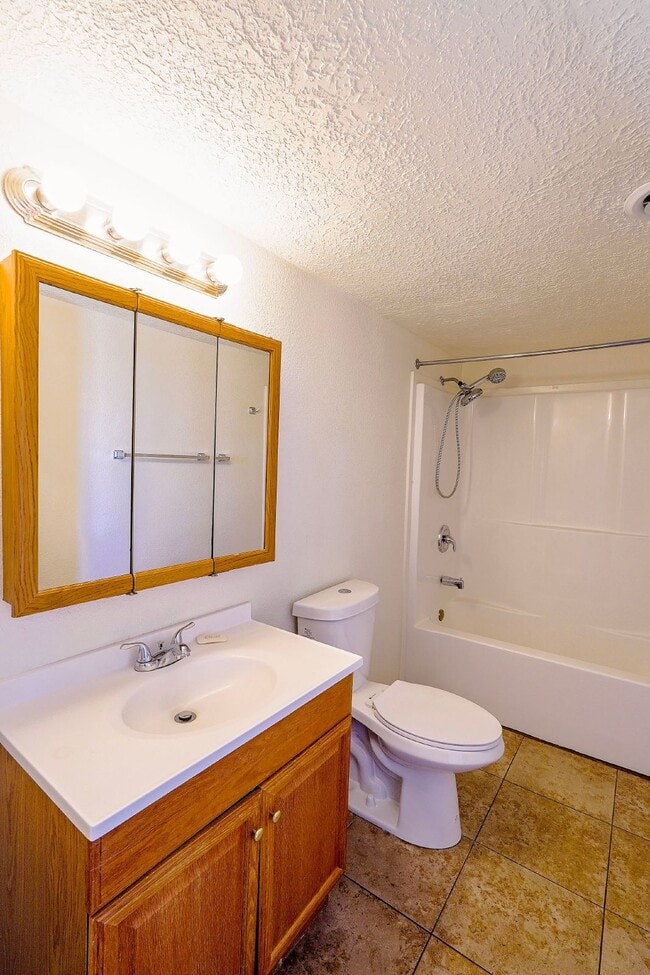 Building Photo - Spacious Mobile Home – Full Property Renta...