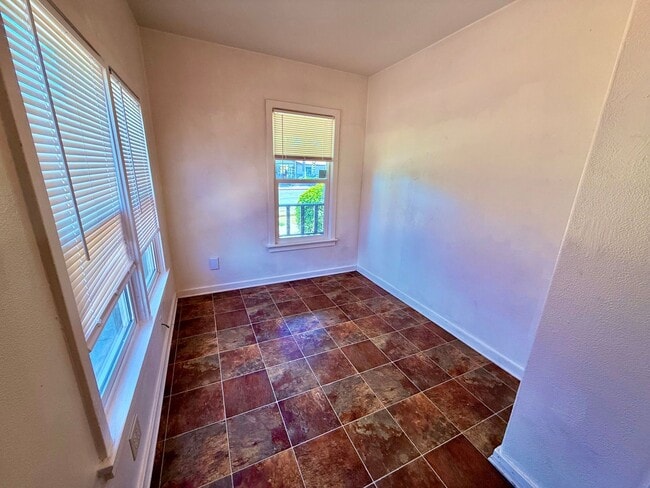 Building Photo - Charming 2-bedroom, 1-bathroom Duplex Loca...