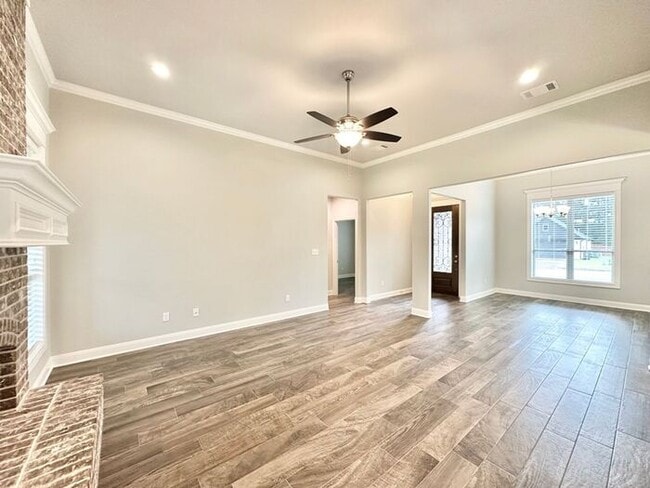 Building Photo - Available Now! Stunning 3 Bedroom 2 Bath i...