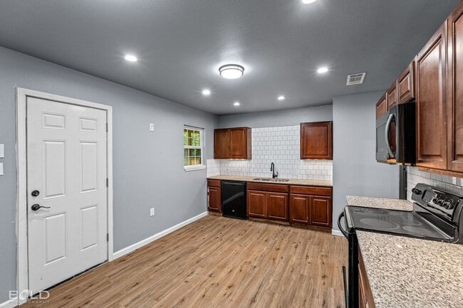 Building Photo - 9419 Normandie-