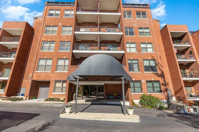 Building Photo - 323 E 2nd St