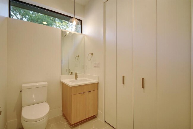 Building Photo - 1114 Mariposa Dr