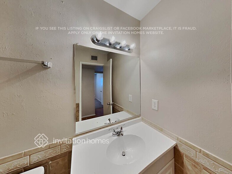 Building Photo - 1001 E Ruth Ave