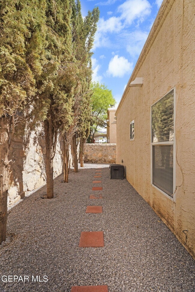 Building Photo - 143 N Alto Mesa Dr