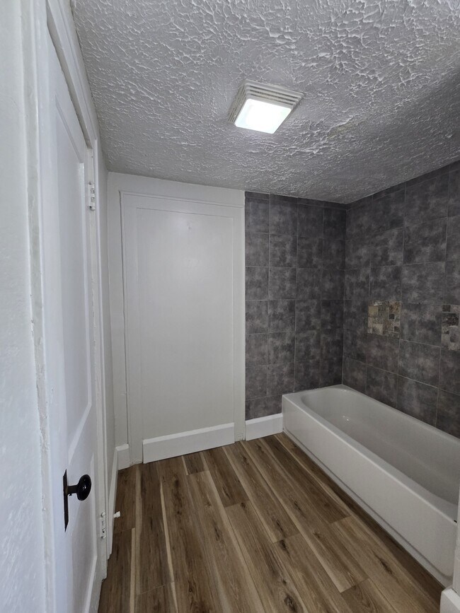 Building Photo - 2108 3rd St SE