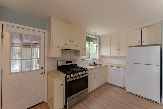 Building Photo - Cozy 3BD/2BA Brick Home in Vibrant Northea...