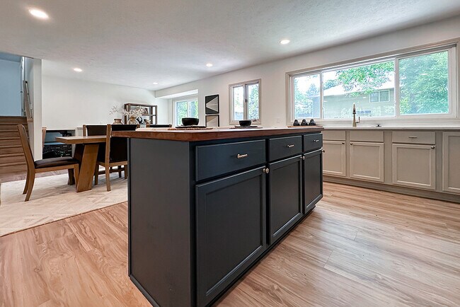 Building Photo - 922 N 122nd St