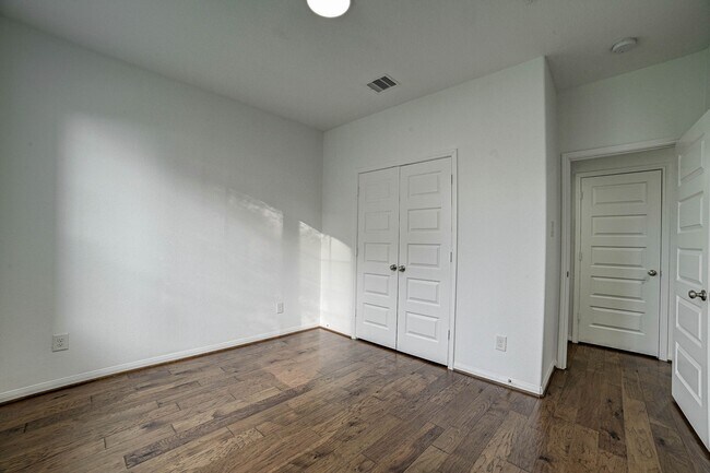 Building Photo - 5007 Sawmill Terrace Ln