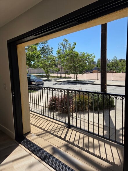 Building Photo - 854 S Sycamore Ave