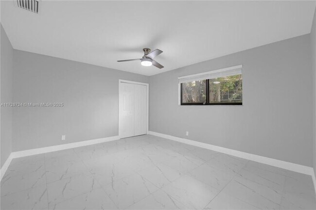 Building Photo - 2 bedroom in Hallandale FL 33009