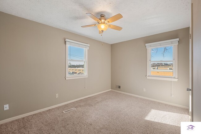 Building Photo - AVAILABLE NOW!