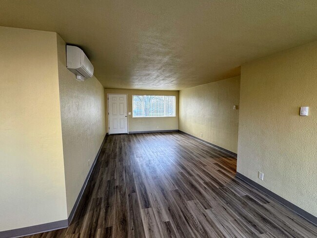 Building Photo - 2-Bed, 1-Bath Duplex – Great Location!