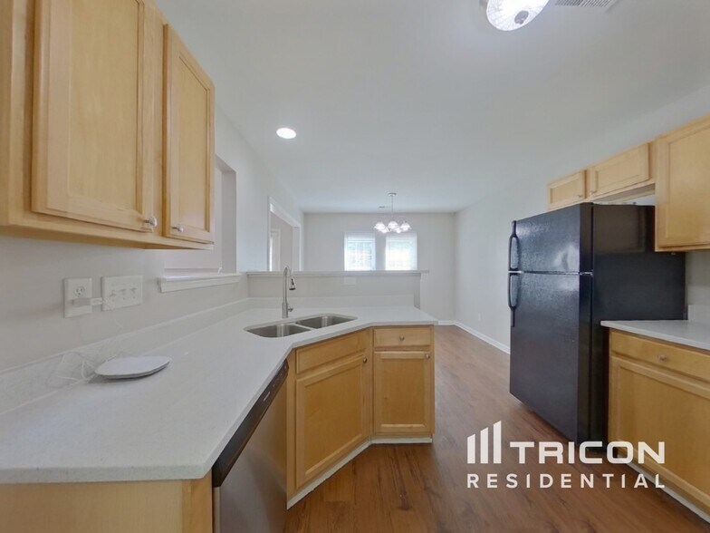 Building Photo - 7233 Hidden Creek Dr