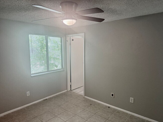 Building Photo - 3/2 in Port Richey!