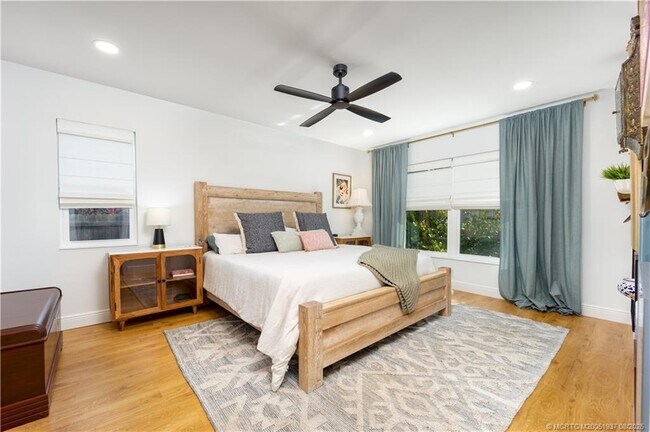 Building Photo - 533 SE Ocean Spray Terrace