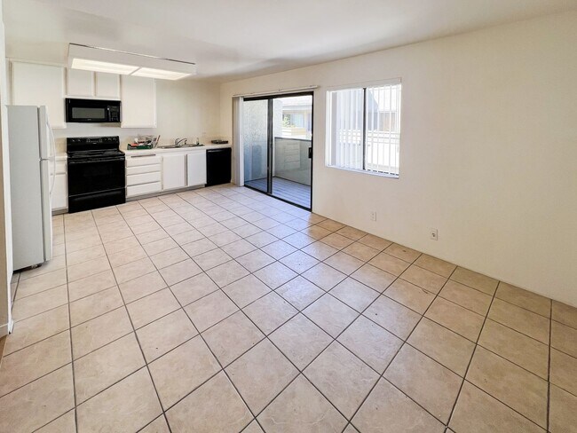 Building Photo - Beautifully Updated 3 Bed, 2.5 Bath La Jolla Townhome – Bright, Spacious, & Perfectly Located!