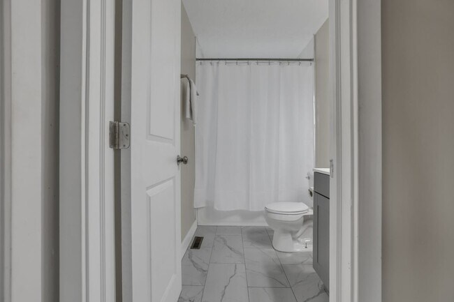 Building Photo - Modern 2BR Townhouse Walk to Downtown All Utilities Included