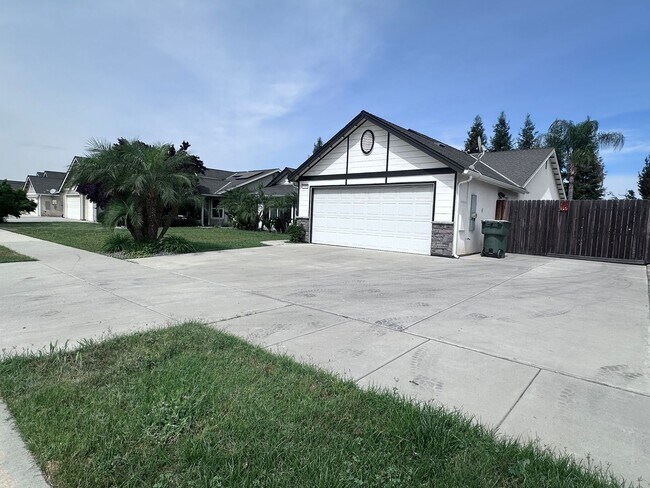 Building Photo - NW Visalia Home Coming Soon!