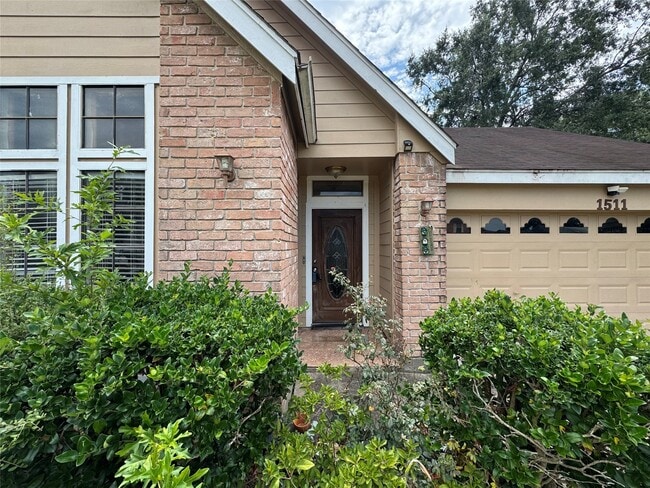 Building Photo - 1511 Ridgebriar Dr