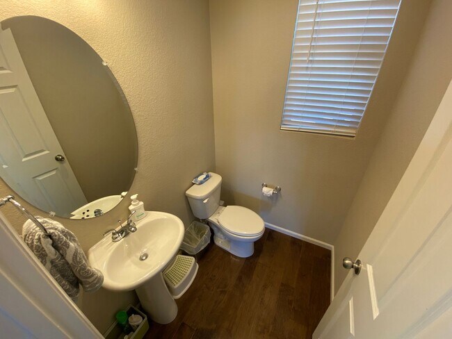 Building Photo - 4 Bed 4 Bathroom Home in Banning Lewis With Fished Basement!!