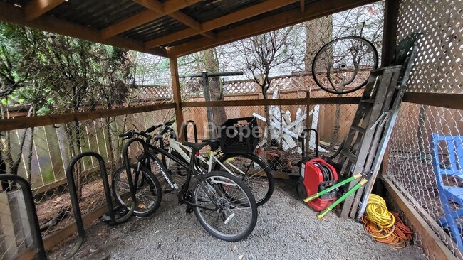 Building Photo - Spacious 1 BD | 1 BA on a Beautiful Proper...