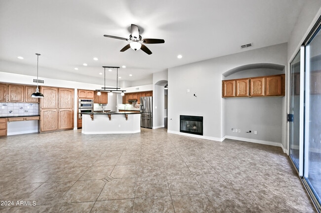 Building Photo - 6520 W Robin Ln