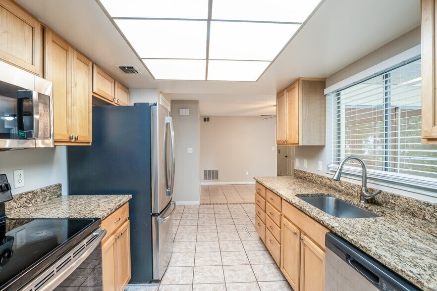Building Photo - 2701 Kinnon Dr
