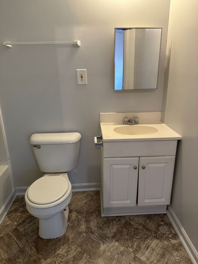 Building Photo - Spacious Duplex!