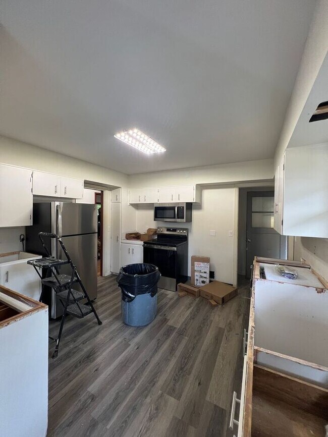 Building Photo - Reserve Now: Spacious, Newly Renovated 5-B...