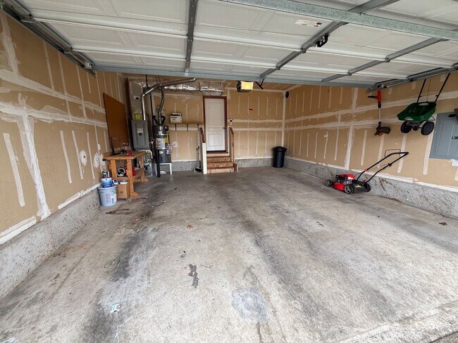 Building Photo - Beautiful 4 Bedroom in the Hidden Lake Community!