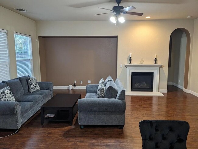 Building Photo - Clean 2000 sqft. 3 Bedroom 2 Bathroom Anatolia Home for Lease.