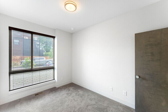 Building Photo - Modern 2BD, 2BA LoHi Townhome with Rooftop...