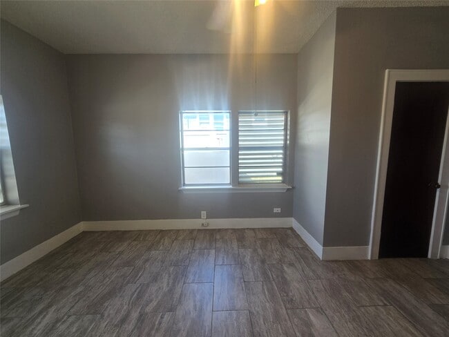 Building Photo - 3828 Ave S