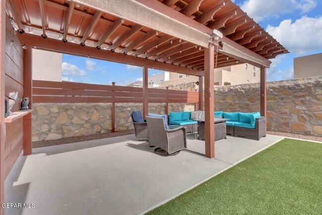 Building Photo - East El Paso 4 bed Refrig A/C