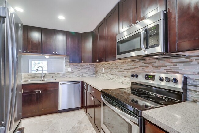 Building Photo - 6960 Golfcrest Dr