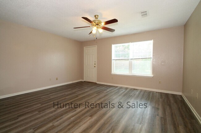 Building Photo - 3704 Hereford Ln