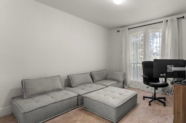 Building Photo - 15026 La Strada Dr