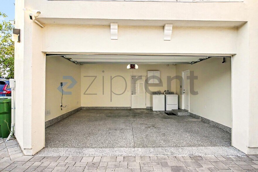 Building Photo - Unit