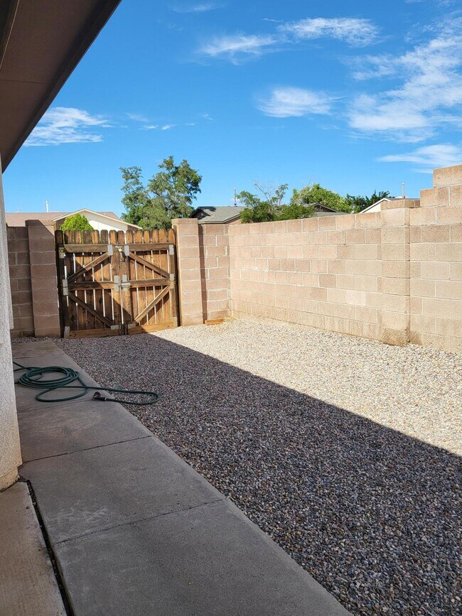 Building Photo - 1724 Powder River Dr NE
