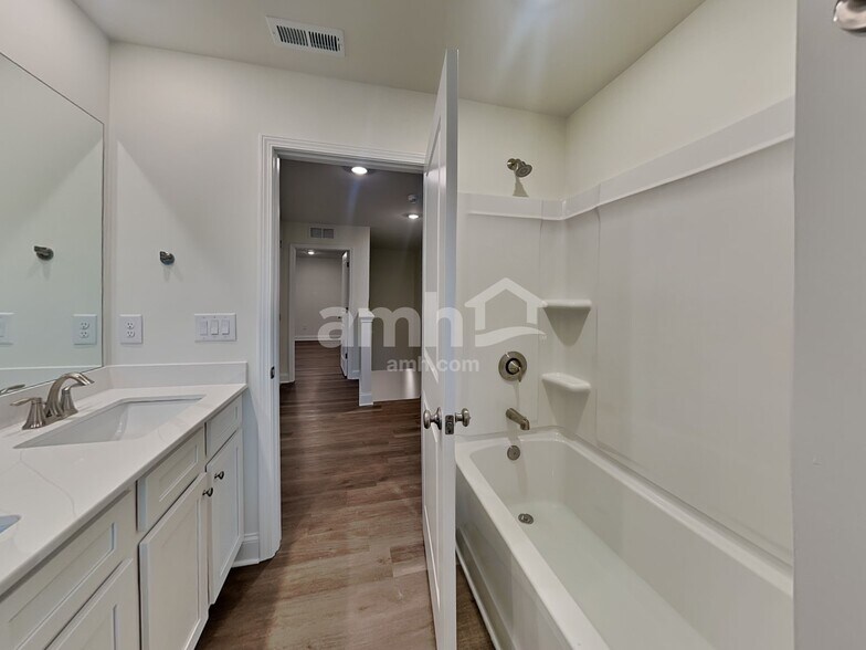 Building Photo - 870 Jubilation St